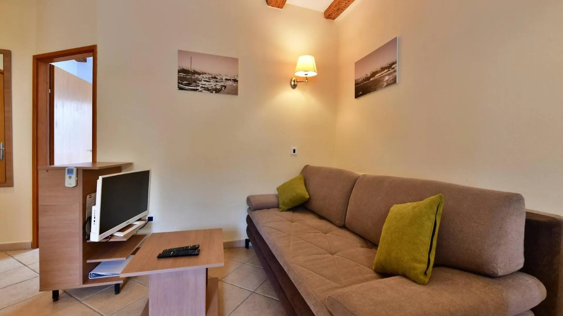 Apartments Barbalic Beach バスカ 0*,